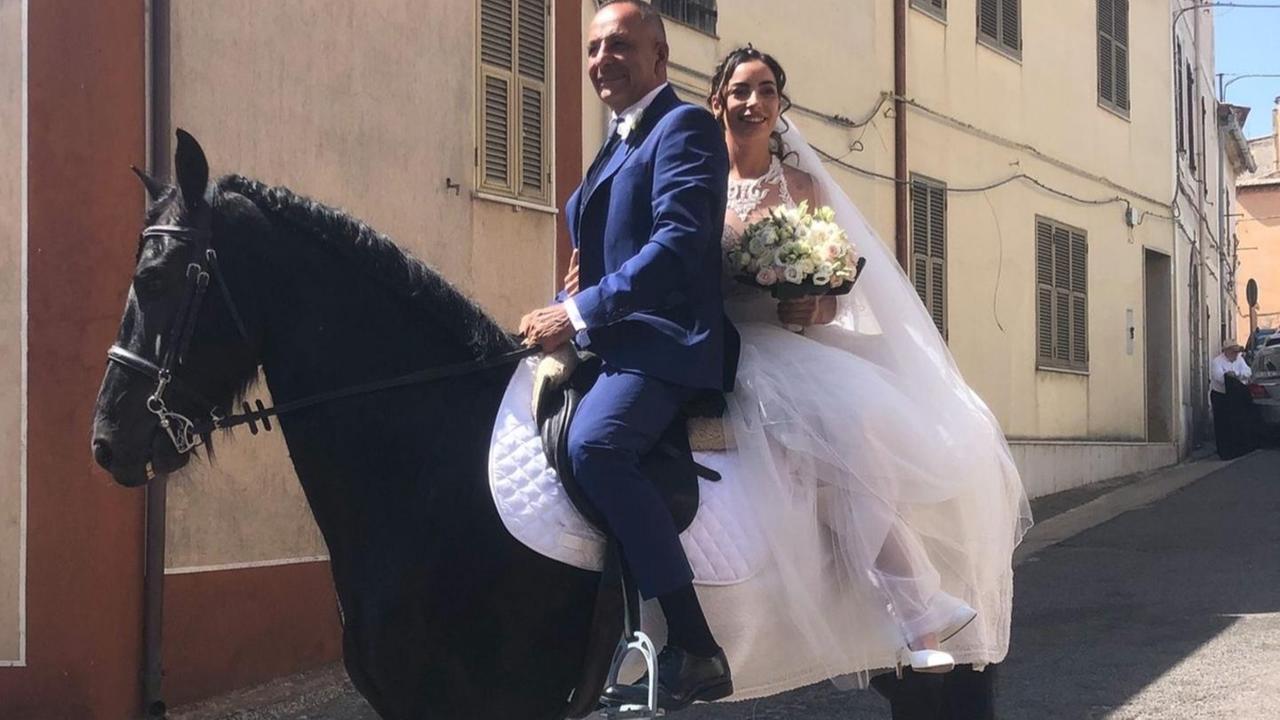 Bonnanaro, la sposa arriva in chiesa con il padre ma... a cavallo