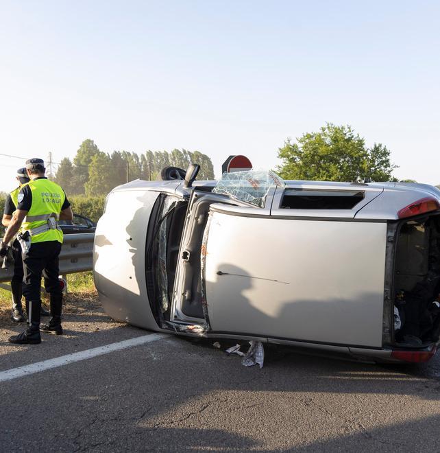 Modena, schianto sulla Canaletto: travolta un’auto in sosta, 4 feriti