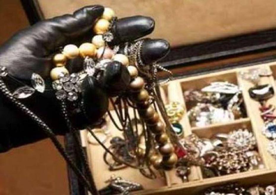 Svaligiata una villa in via Abba, rubati gioielli per 50mila euro 