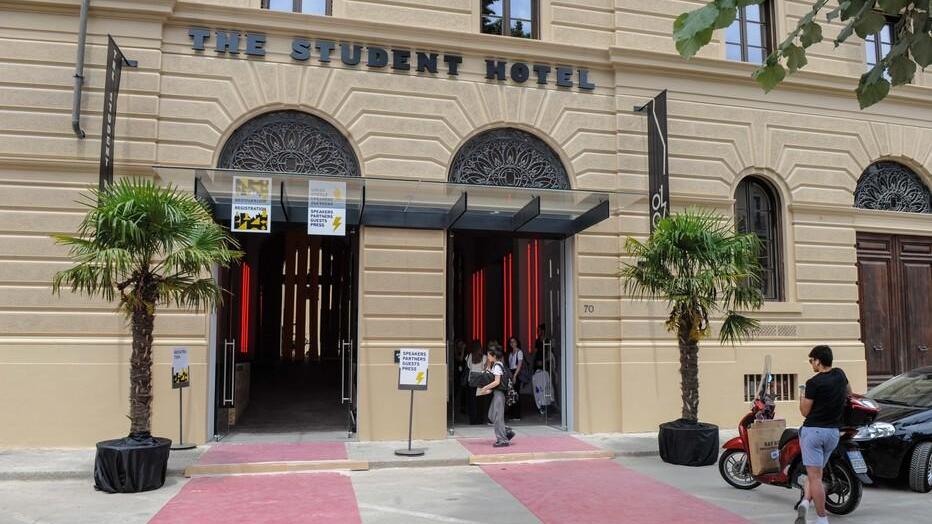 Firenze, turista americana di 52 anni aggredita: salvata dal vigilante eroe