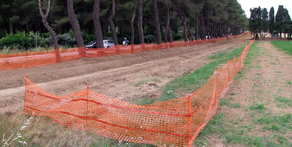 In alto i lavori di costruzione della nuova pista ciclabile
