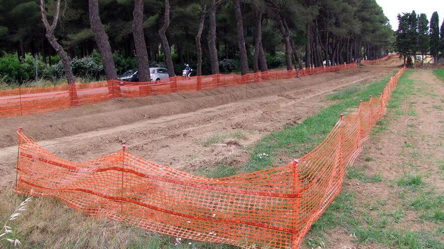 In alto i lavori di costruzione della nuova pista ciclabile