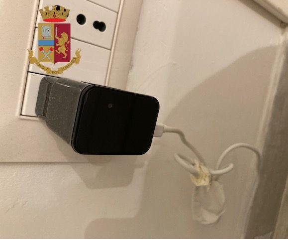 Una delle microcamere utilizzate dall'uomo per spiare nella loro intimità le clienti