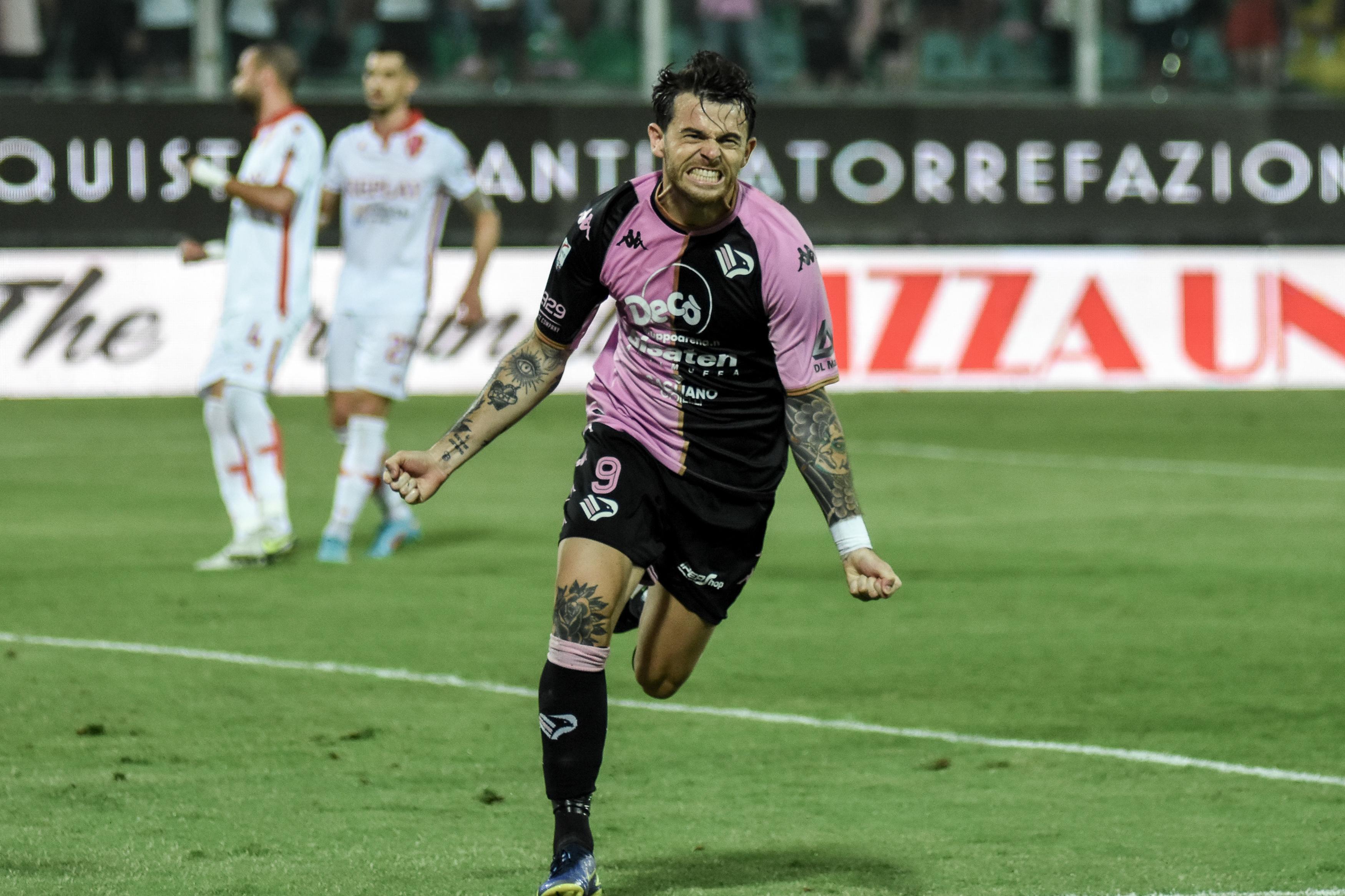 Brunori esulta dopo la rete che ha riportato il Palermo in Serie B