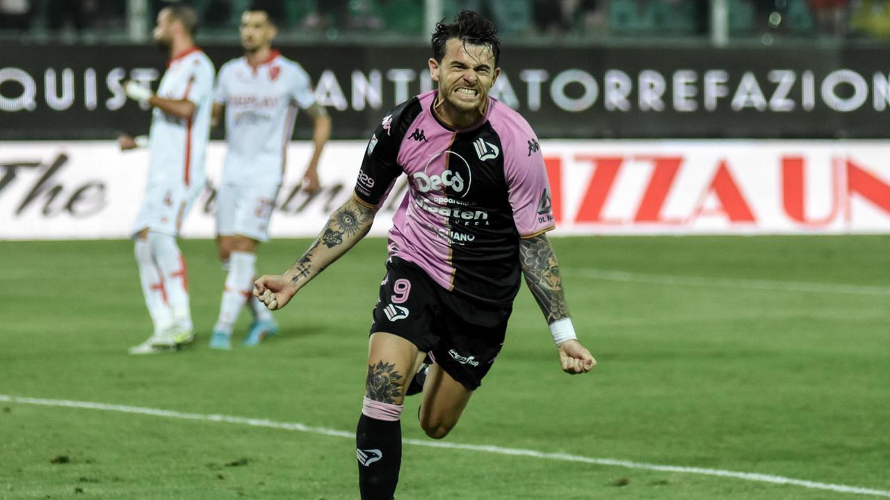 Brunori esulta dopo la rete che ha riportato il Palermo in Serie B