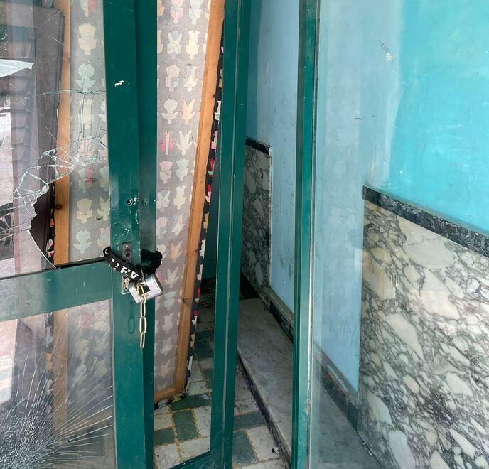 Rifiuti, topi e porta d’accesso spaccata. Al Quattro Mori è un degrado infinito