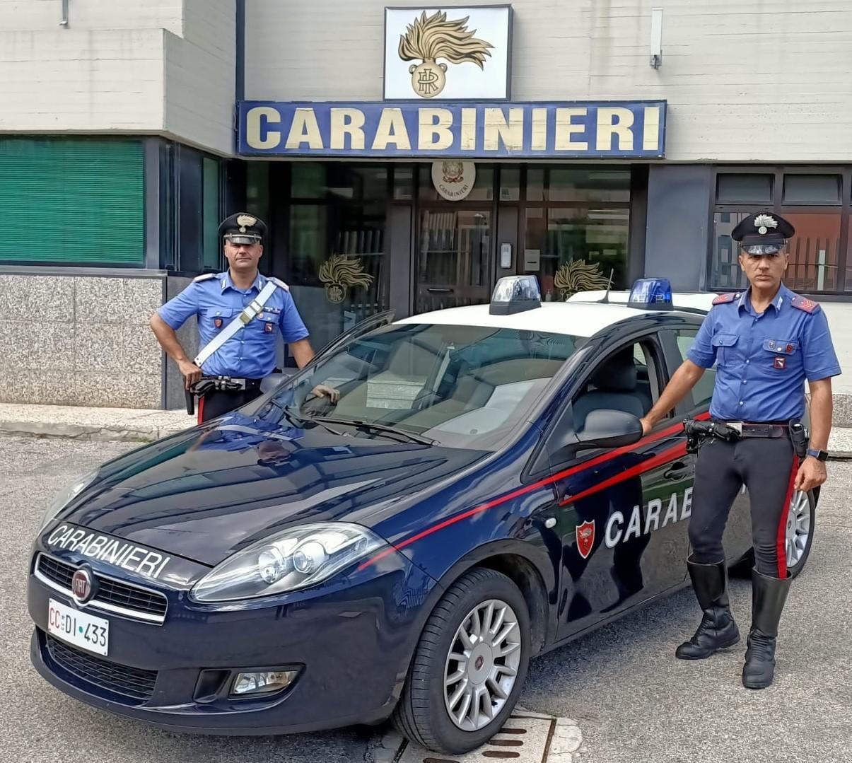 Cento. Si denuda, blocca le auto e aggredisce i carabinieri: arrestato e condannato a 10 mesi