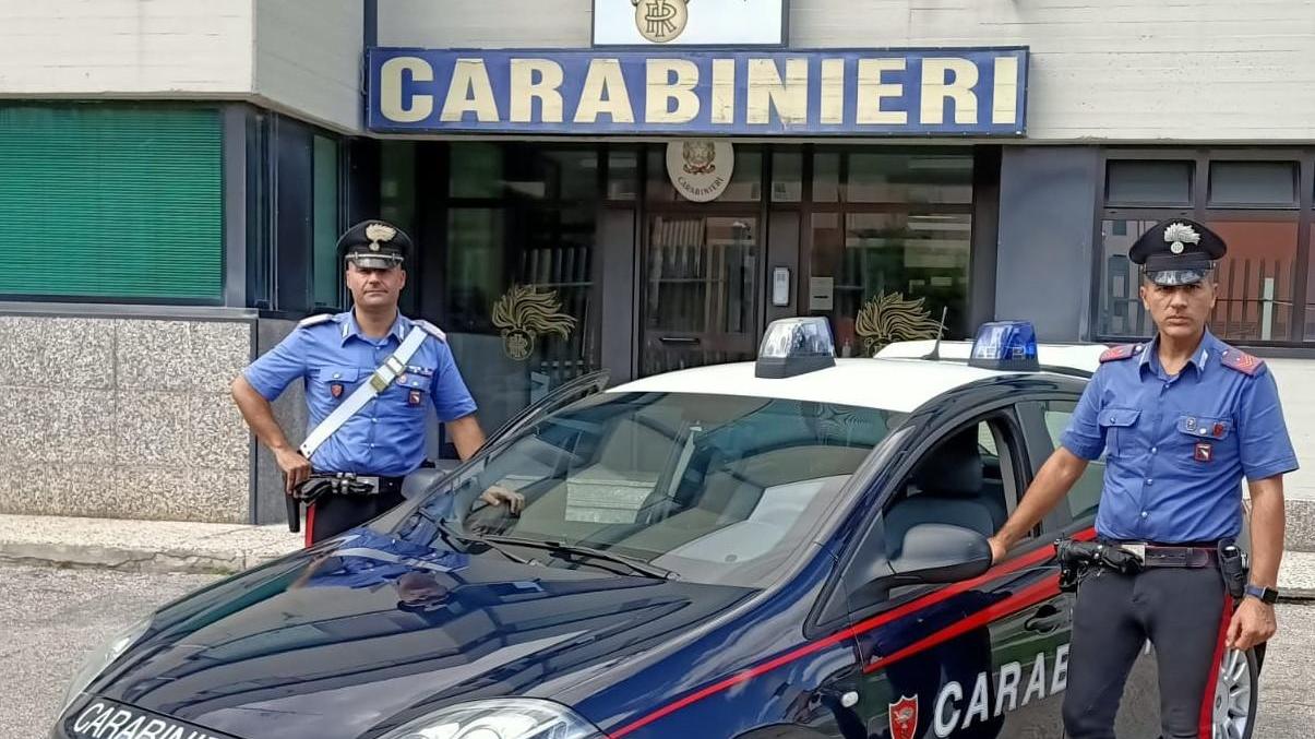 Cento. Si denuda, blocca le auto e aggredisce i carabinieri: arrestato e condannato a 10 mesi