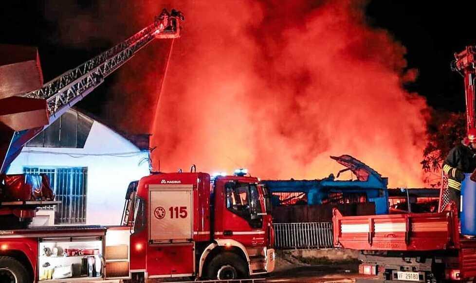 Un momento dell’intervento dei Vigili del fuoco in via Onorio Vannucchi nel Macrolotto 2