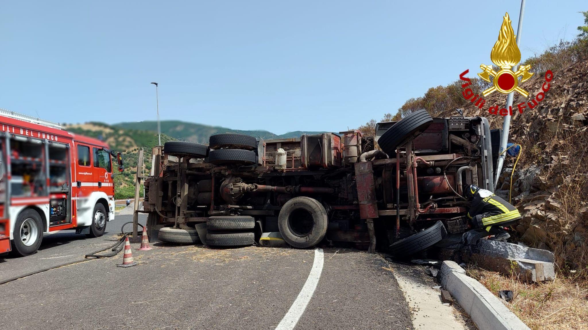 Si ribalta l'autocarro e l'autista resta incastrato, l'incidente sull'orientale sarda