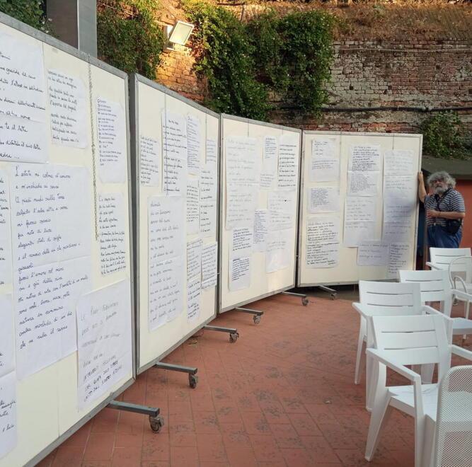 Pannelli e vetrine con i versi scritti dai poeti