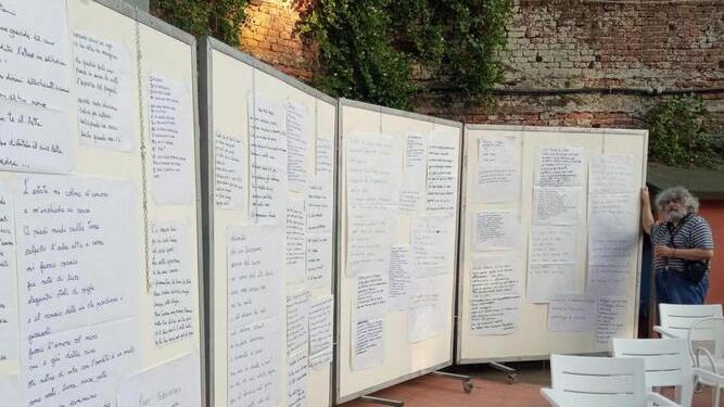Pannelli e vetrine con i versi scritti dai poeti