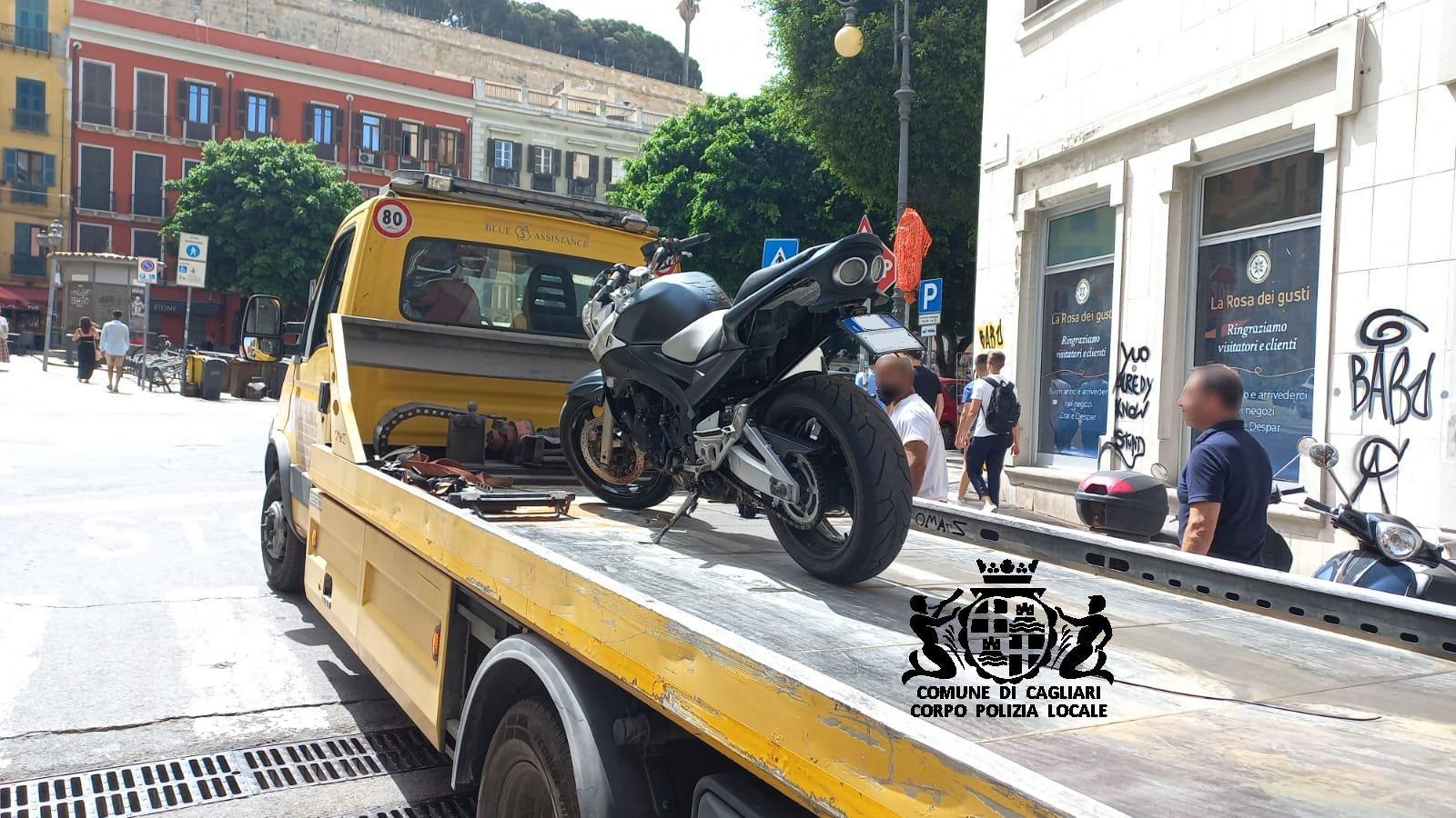 Cagliari, senza patente e senza assicurazione non si ferma all'alt della polizia: denunciato