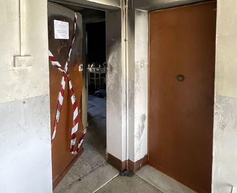 L'ingresso dell'appartamento andato a fuoco
