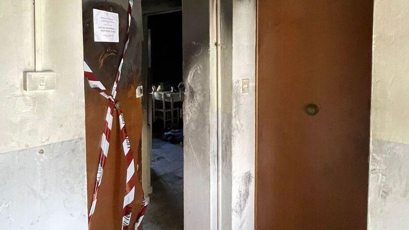 L'ingresso dell'appartamento andato a fuoco
