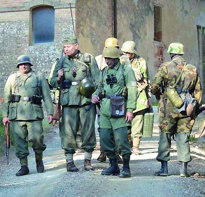 Arezzo, con le divise nazifasciste sul luogo dell'eccidio: scatta la protesta e la rievocazione salta