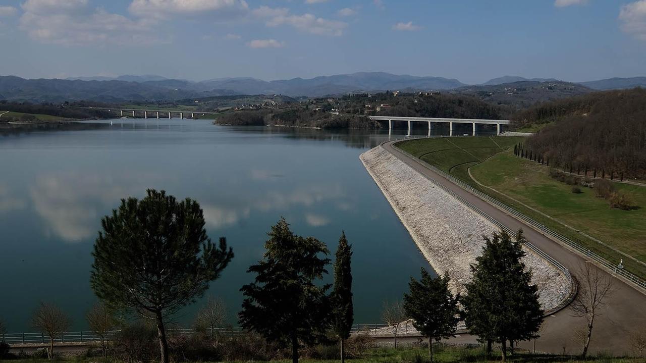 Manca l'acqua: scatta l’allerta in Toscana, i piani dei Comuni per evitare i razionamenti