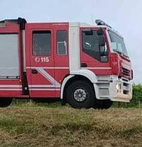 Vignola. Il trattore a fuoco: mezzo distrutto, il contadino in salvo 
