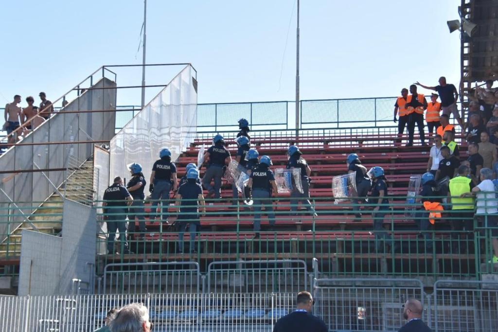 Fumogeni, spinte e cavalli: così la partita di Pomezia è sfociata nel caos. Le testimonianze 