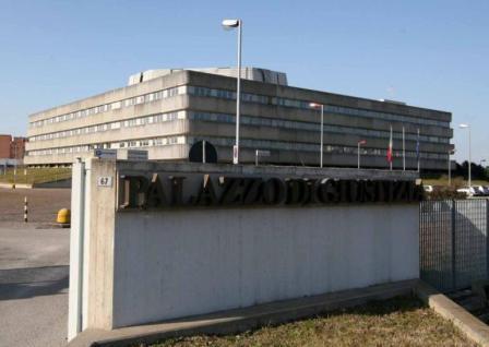 Vessata per la sua omosessualità, condannati caporeparto e dirigenti 