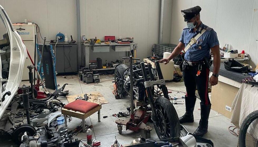 I carabinieri all’interno del capannone dove sono stati trovati parti di veicoli ritenuti di provenienza illecita