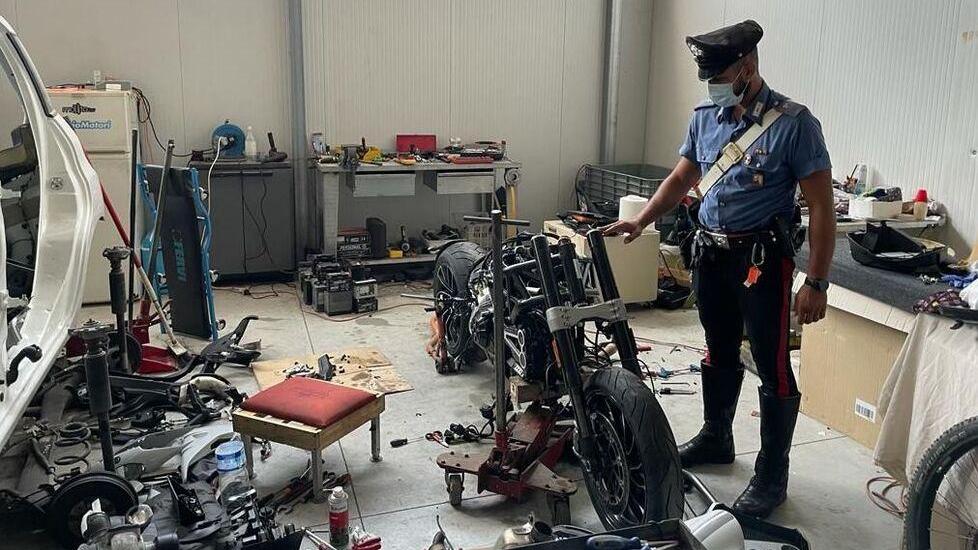 I carabinieri all’interno del capannone dove sono stati trovati parti di veicoli ritenuti di provenienza illecita