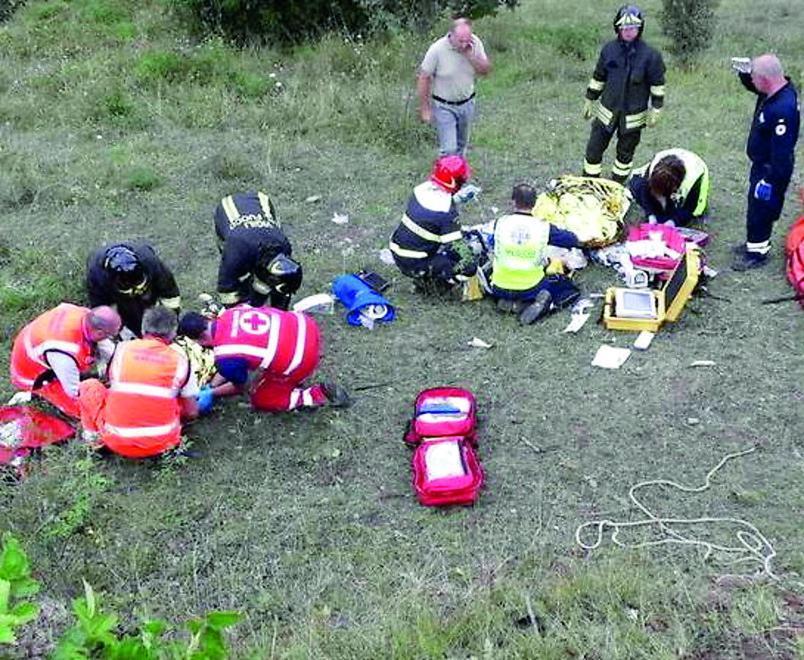 Nella foto dei vigili del fuoco, i tragici momenti dei soccorsi dopo la caduta avvenuta il 15 agosto 2018 sulla via Modenese, nel tratto in discesa che dal Monte Oppio porta a Limestre e a San Marcello