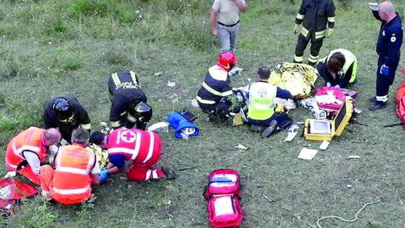 Nella foto dei vigili del fuoco, i tragici momenti dei soccorsi dopo la caduta avvenuta il 15 agosto 2018 sulla via Modenese, nel tratto in discesa che dal Monte Oppio porta a Limestre e a San Marcello
