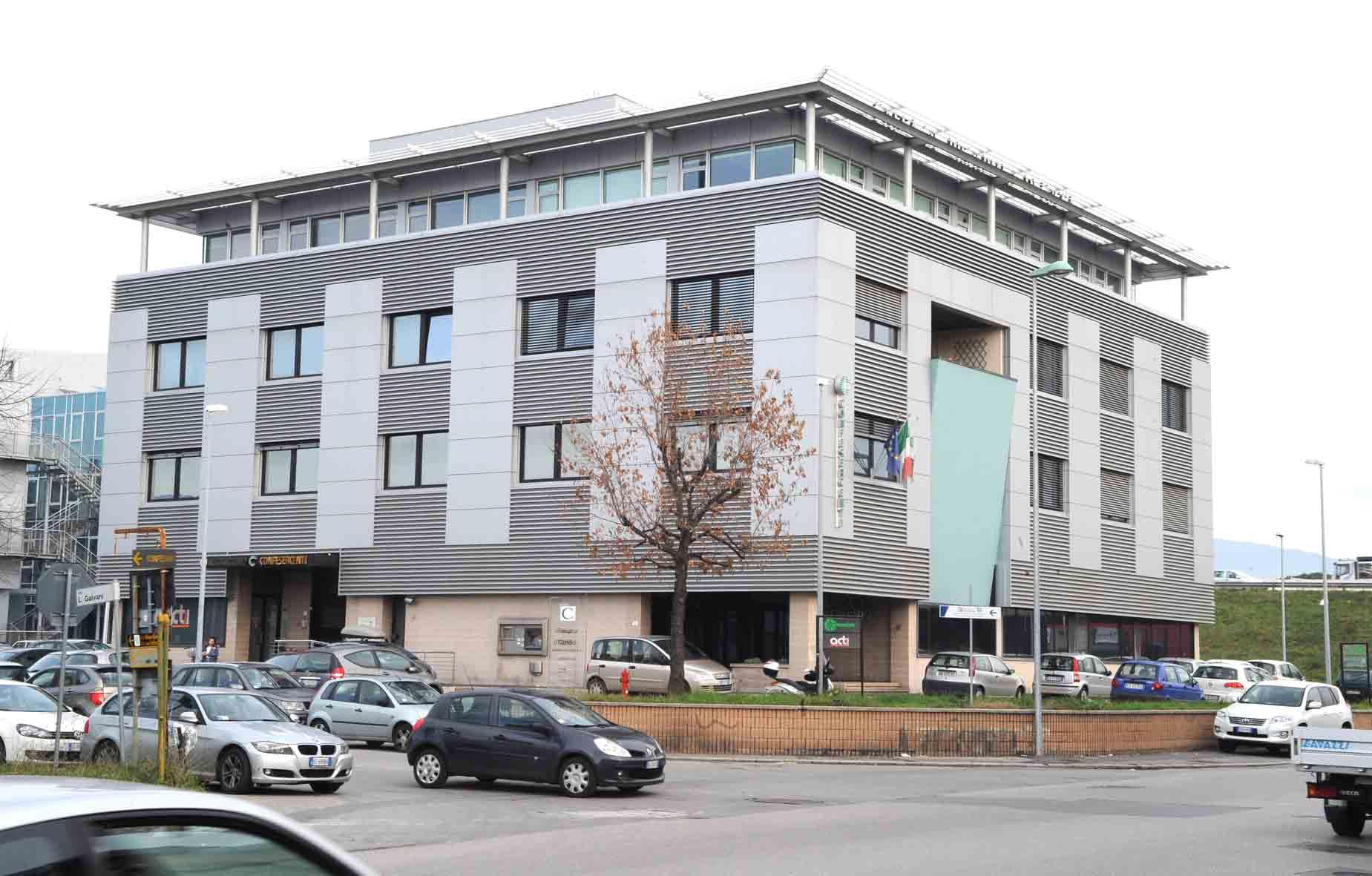 A sinistra la sede Confesercenti a Sant’Agostino a Pistoia