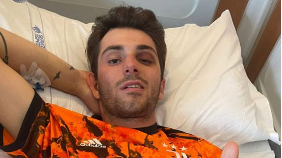 Mattia Sarno ha postato questa foto tra le “stories” di Instagram dal suo letto d’ospedale alle Scotte