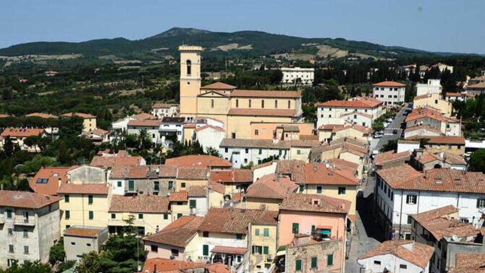 Rosignano, fanno rumore sotto le finestre: lui li minaccia con la roncola