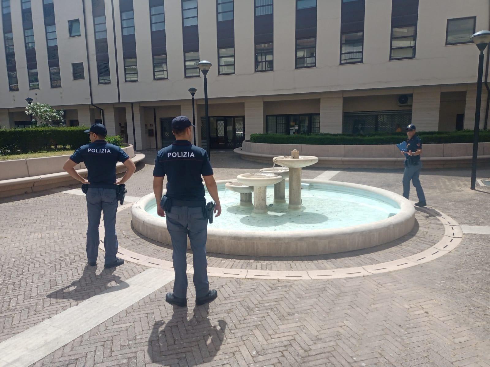 La polizia nel cortile di via Oberdan