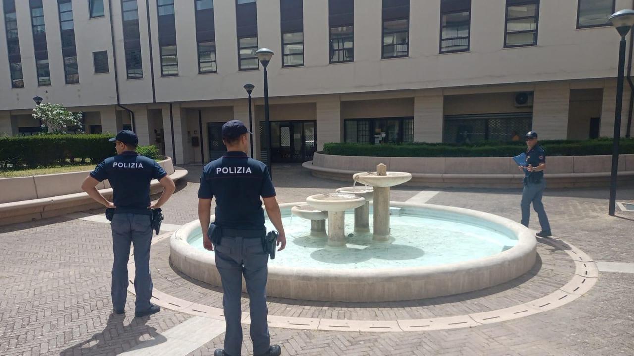 La polizia nel cortile di via Oberdan