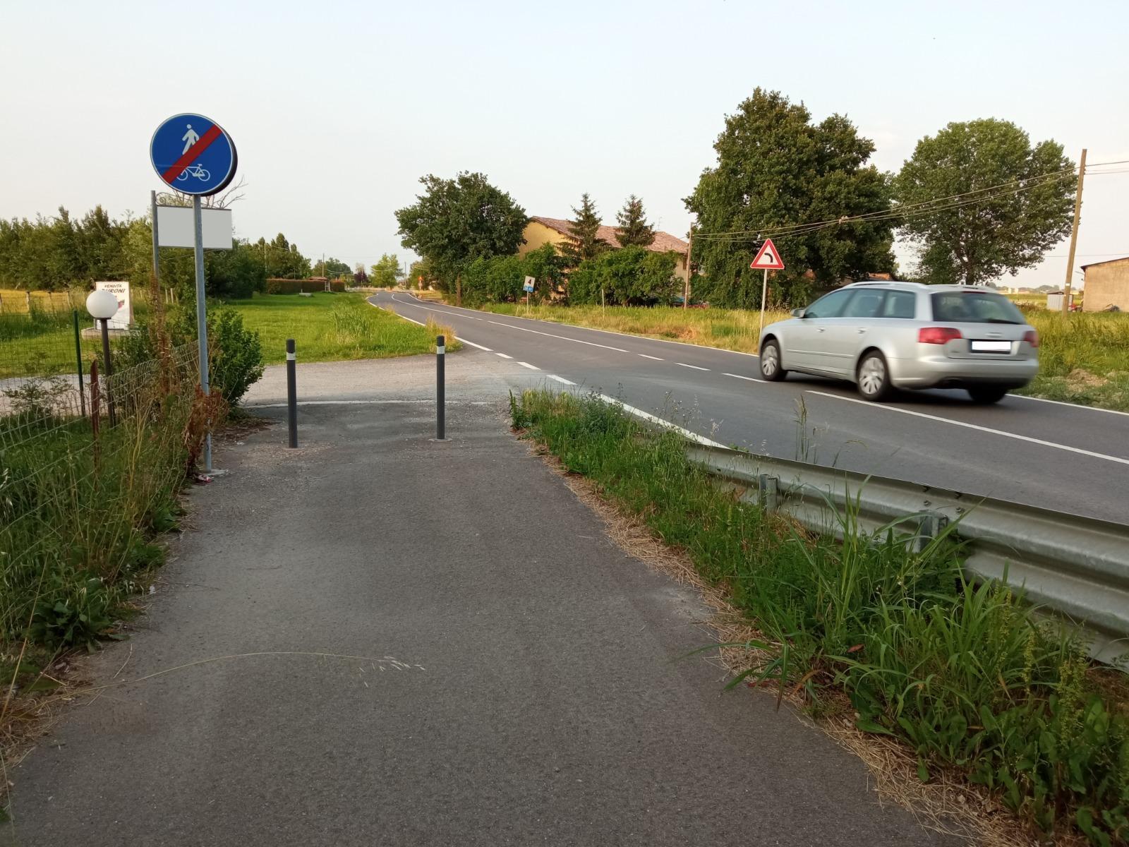 Ciclabile sulla Bagnolo-Correggio interrotta. Il comitato attacca: «Pedoni e ciclisti rischiano la vita»