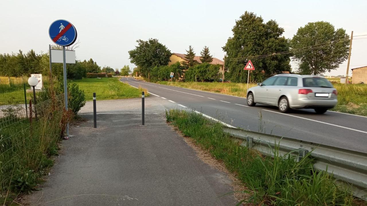Ciclabile sulla Bagnolo-Correggio interrotta. Il comitato attacca: «Pedoni e ciclisti rischiano la vita»