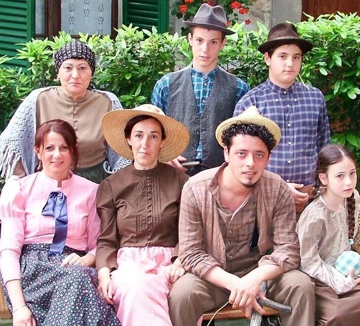 A destra Luca Gambicorti (secondo da destra a sedere) e alcuni compagni del gruppo teatrale durante uno spettacolo