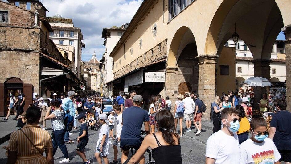A destra una vista di Ponte Vecchio affollato di turisti. Il sindaco Nardella ieri ha presentato la sua proposta di legge per la tutela dei centri storici
