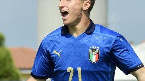 Tommaso Baldanzi esulta con la maglia della nazionale italiana Under 19