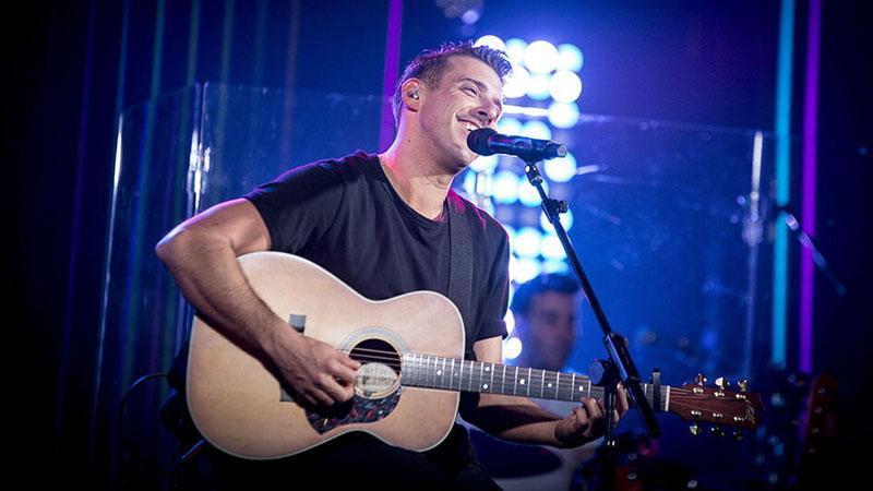 Francesco Gabbani ci farà ascoltare dal 24 giugno Peace and love il suo ultimo singolo