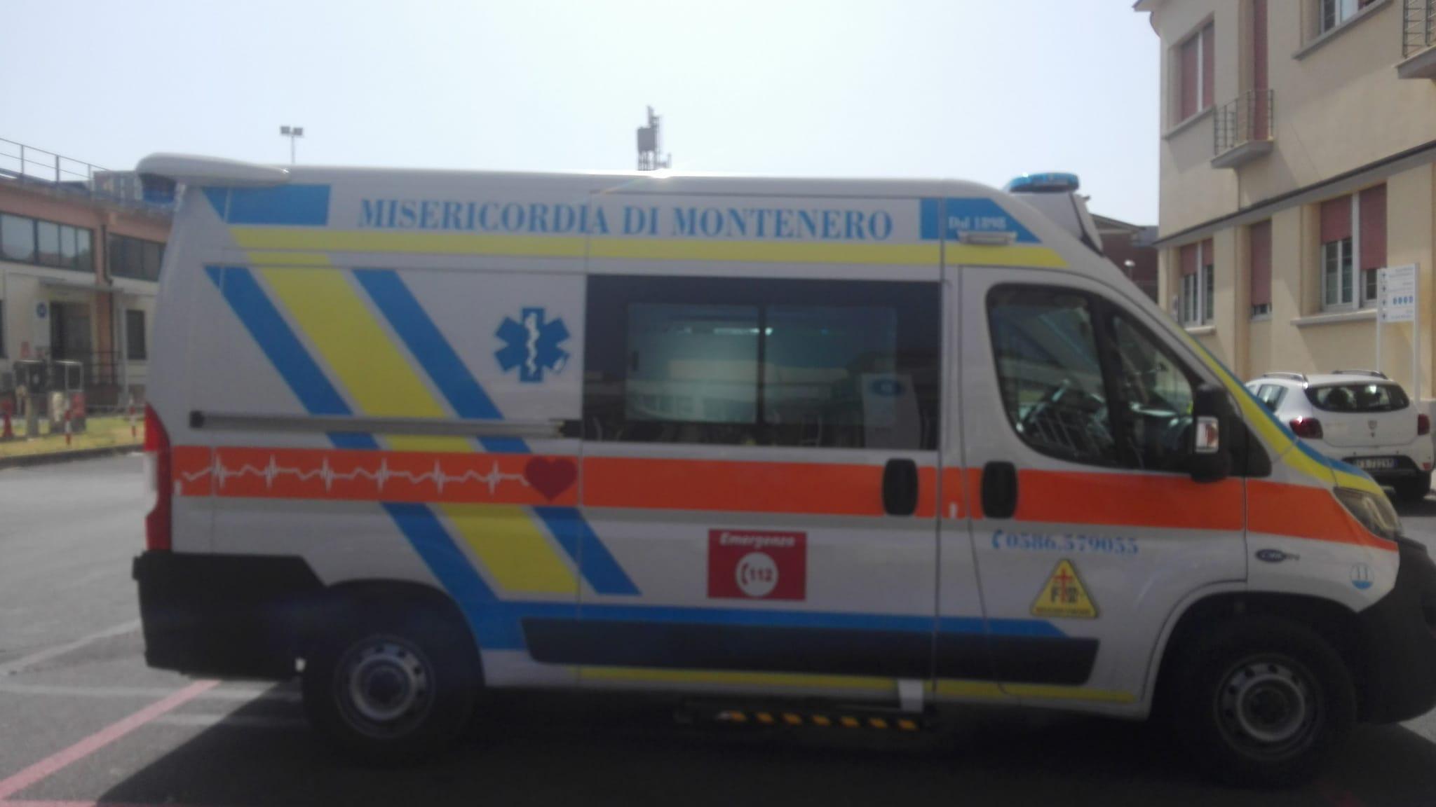 L'ambulanza della Misericordia di Montenero al pronto soccorso di Livorno (foto d'archivio)