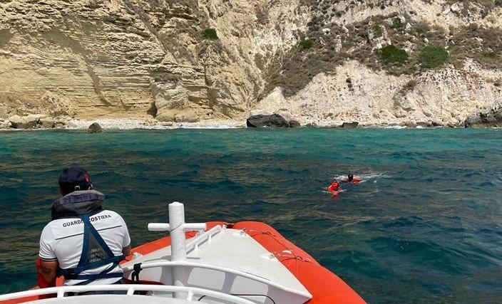 Cagliari, soccorrono due turisti in mare ma poi rimangono bloccati sugli scogli