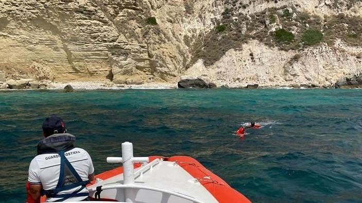 Cagliari, soccorrono due turisti in mare ma poi rimangono bloccati sugli scogli