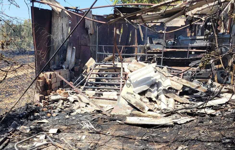 Incendio distrugge terreno e 5 veicoli. I vigili del fuoco salvano due cani 