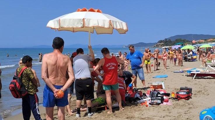 I soccorritori dell’anziano sulla spiaggia di Castiglione della Pescaia: disperati (ma purtroppo inutili) i tentativi di rianimarlo