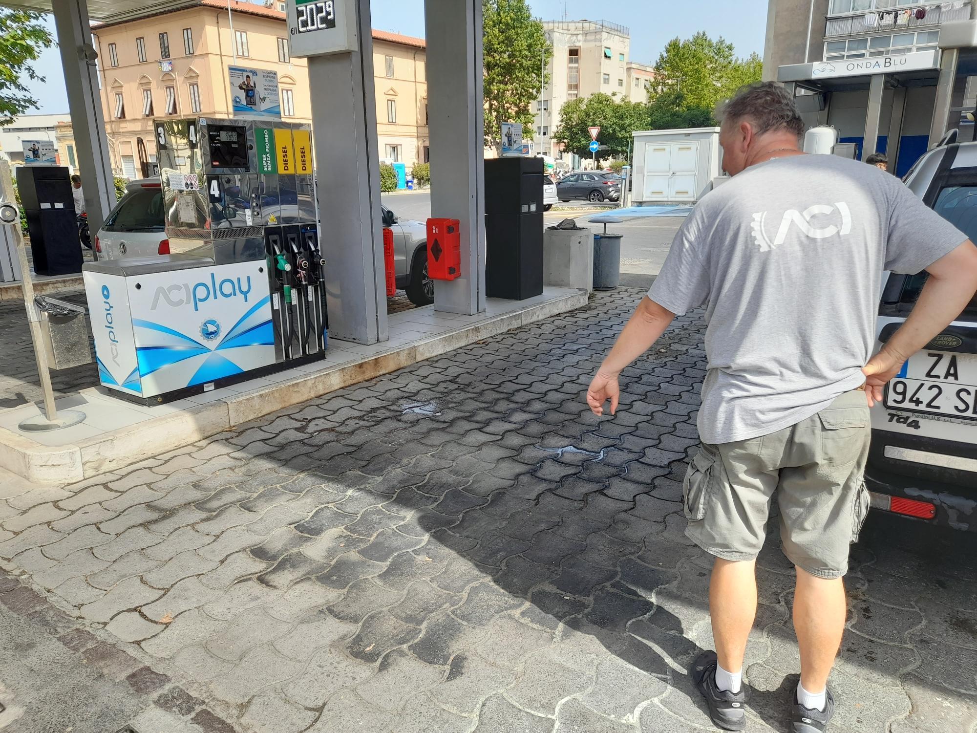 Un dipendente dell'Aci di viale Nievo indica l'area del rogo