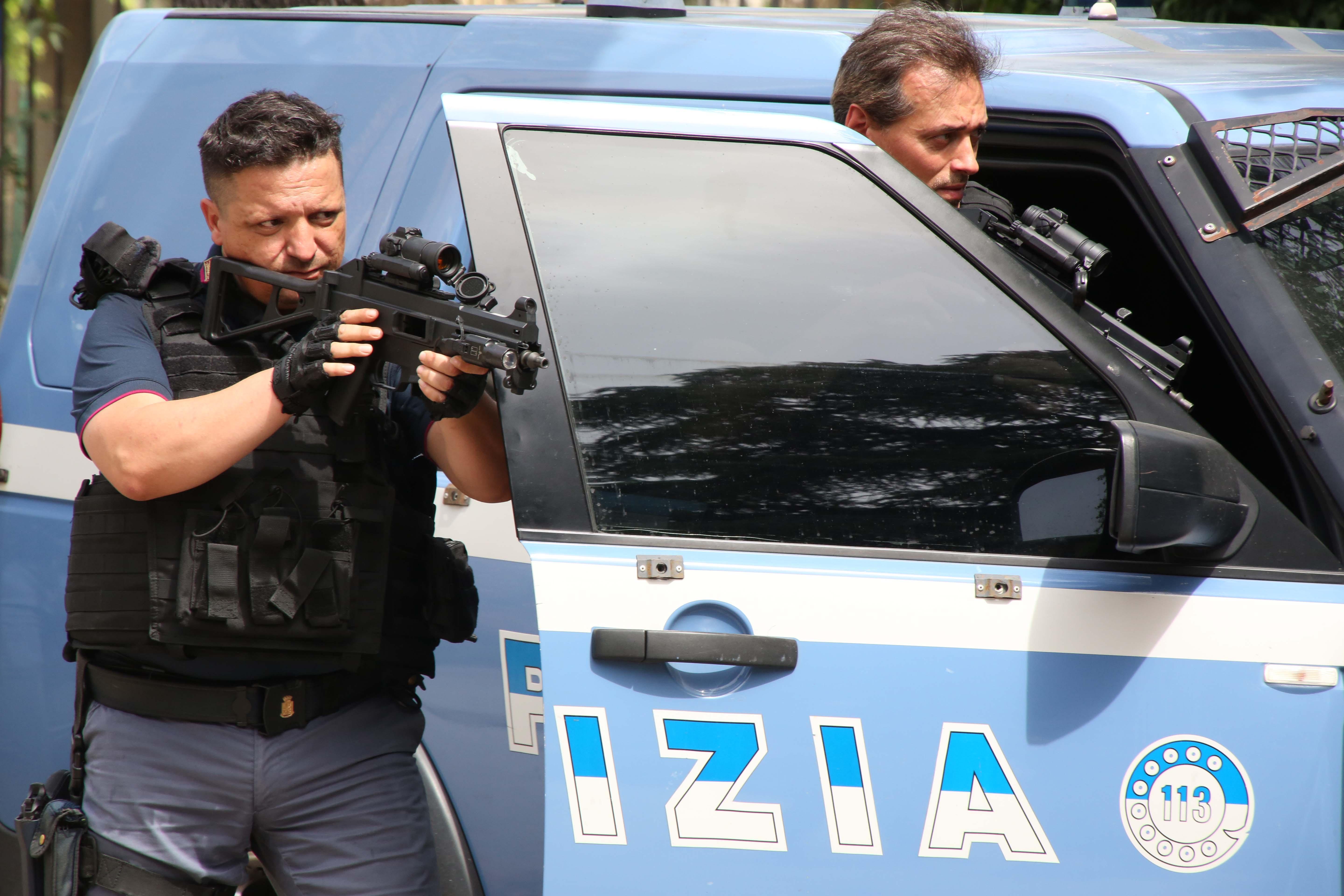 «Agenti, correte presto». A Reggio Emilia la Polizia inscena un finto sequestro