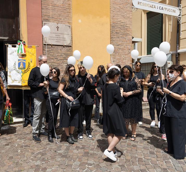 Modena, addio a Renata e Gabriela uccise a Castelfranco «Ci siamo girati dall’altra parte» 