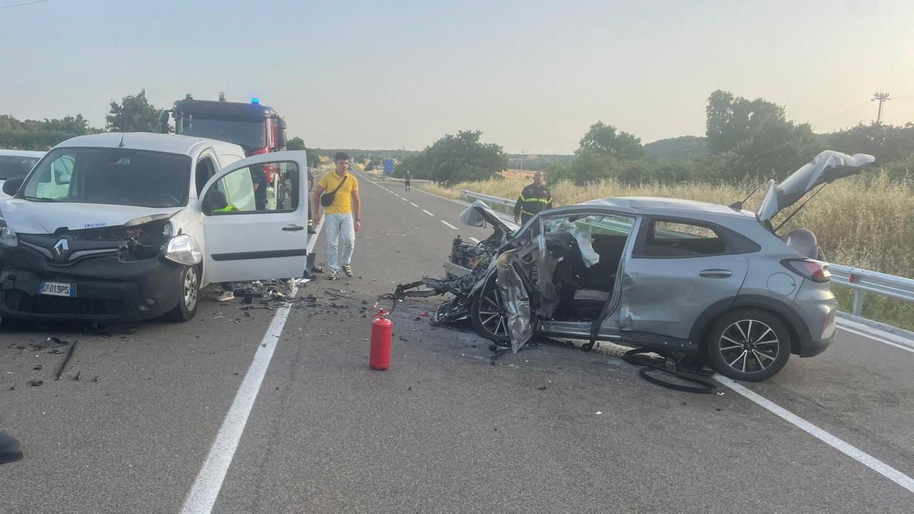 Chiaramonti, scontro auto-furgone: 4 feriti, uno finisce in rianimazione