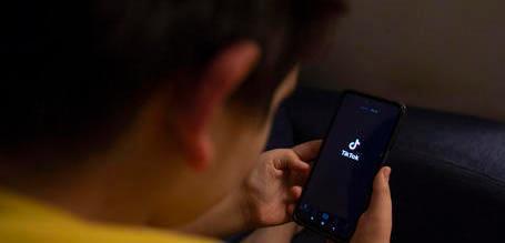 L'ultima crudele sfida su Tik Tok: un premio a chi conquista la ragazza sovrappeso 