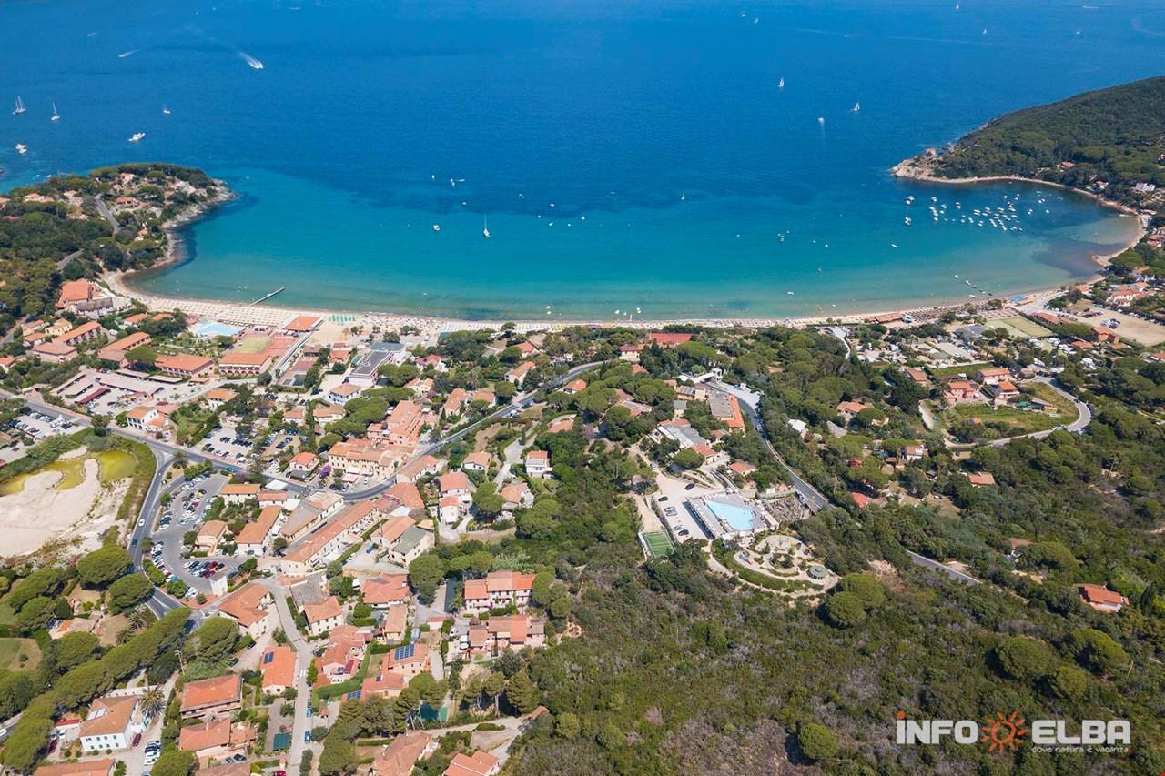 una veduta aerea di Procchio nel comune di Marciana